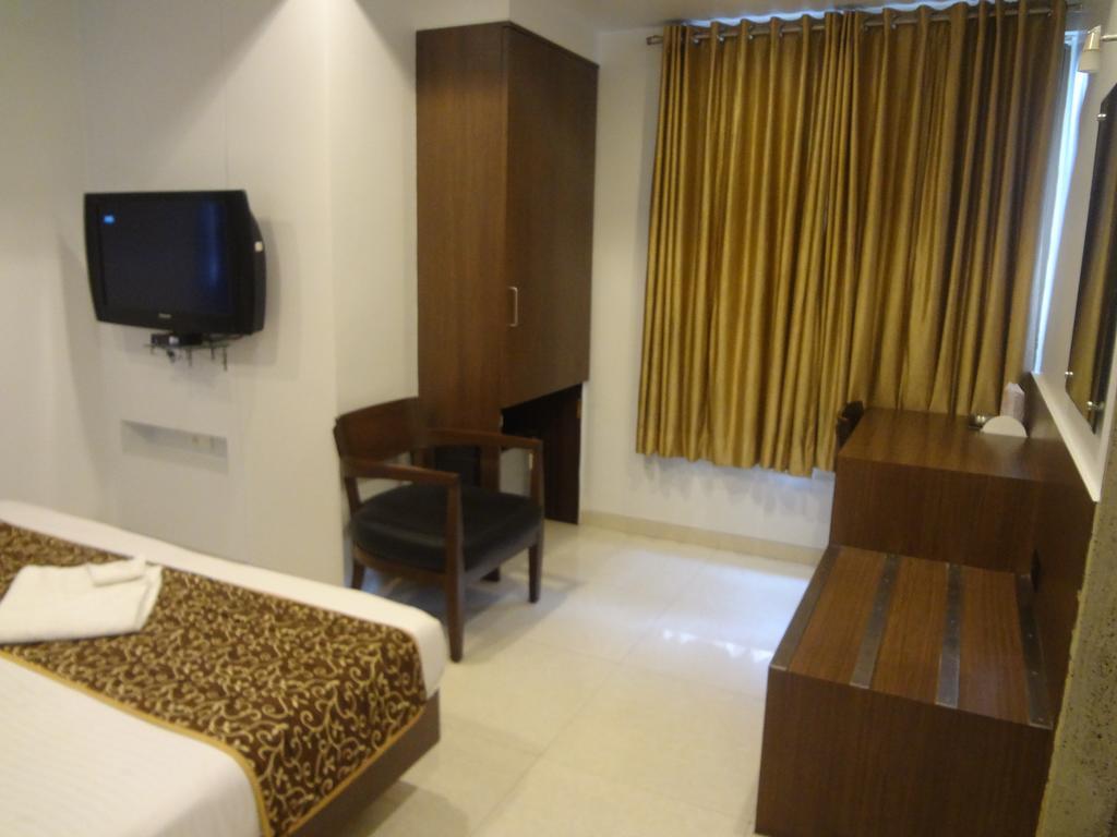 Hotel Adi Nagpur Buitenkant foto