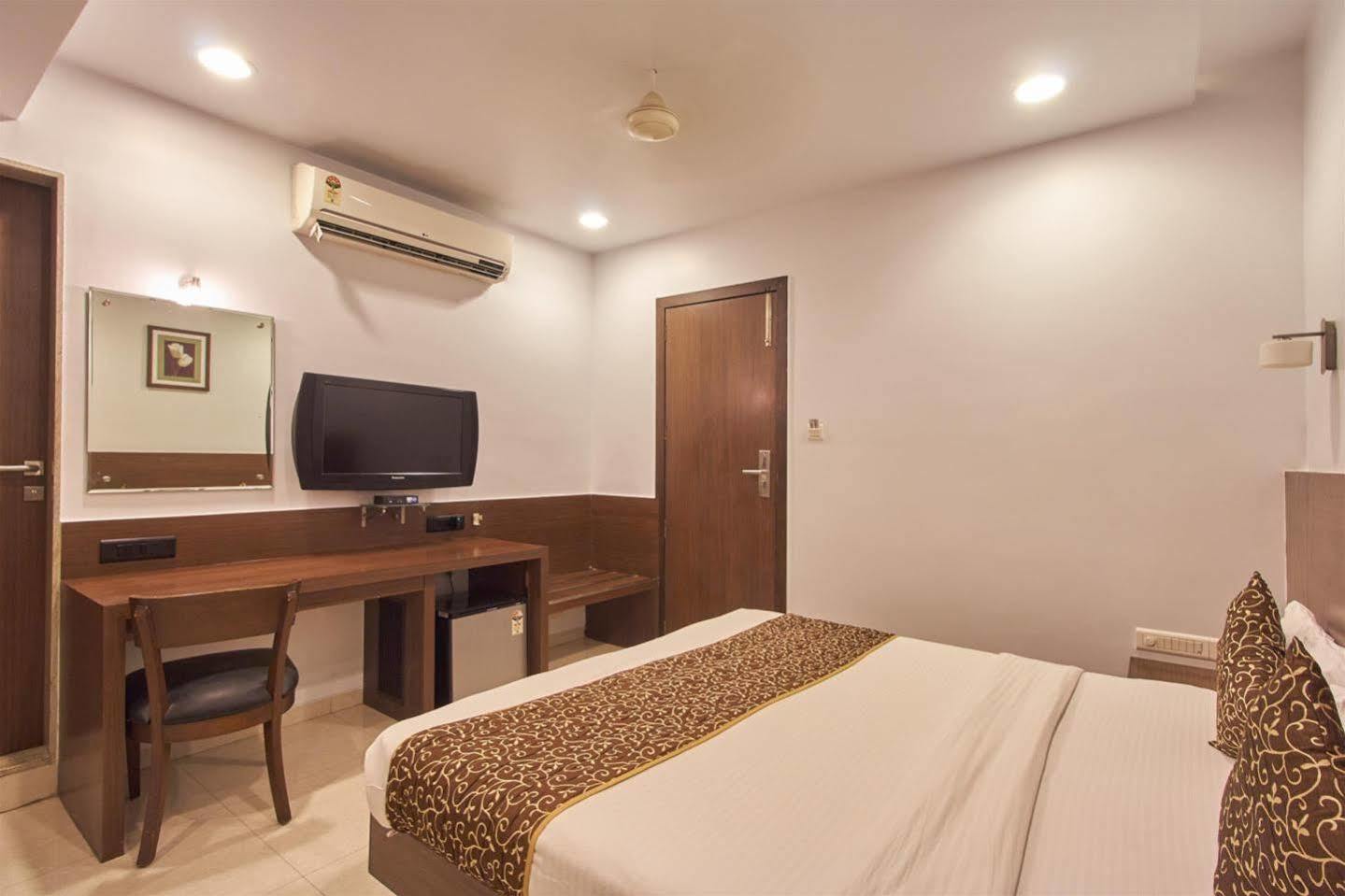 Hotel Adi Nagpur Buitenkant foto