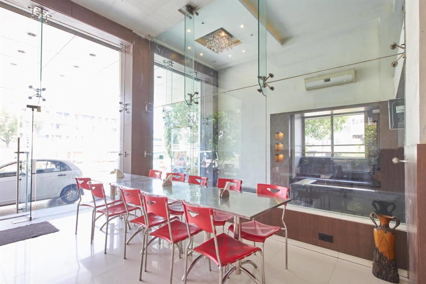 Hotel Adi Nagpur Buitenkant foto